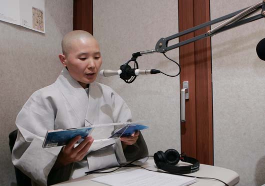 명상과 마음공부 전문방송 유나를 대표하는 '마음으로 펴는 요가'를 진행하는 정목스님 